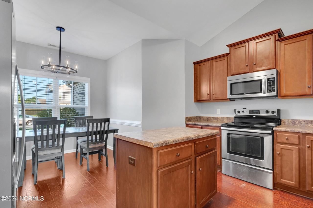 333 Kingston Rd - Photo 5 of 19