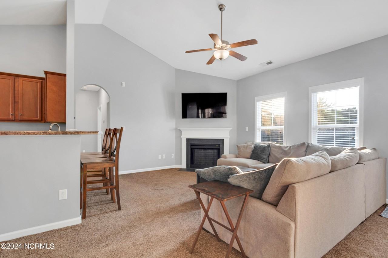333 Kingston Rd - Photo 6 of 19