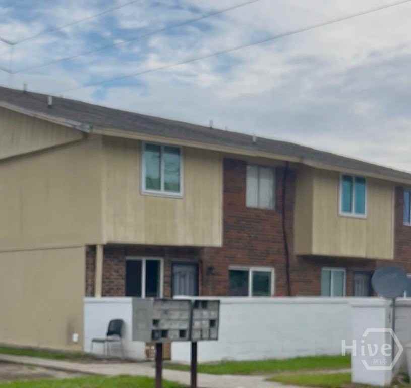 8 Lewis Dr #C