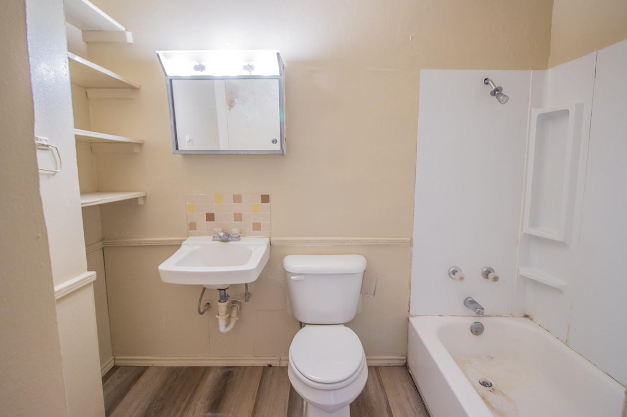 2500 W 26th St #4 - Photo 4 of 13