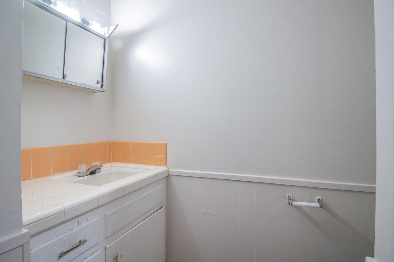2500 W 26th St #A4 - Photo 3 of 14