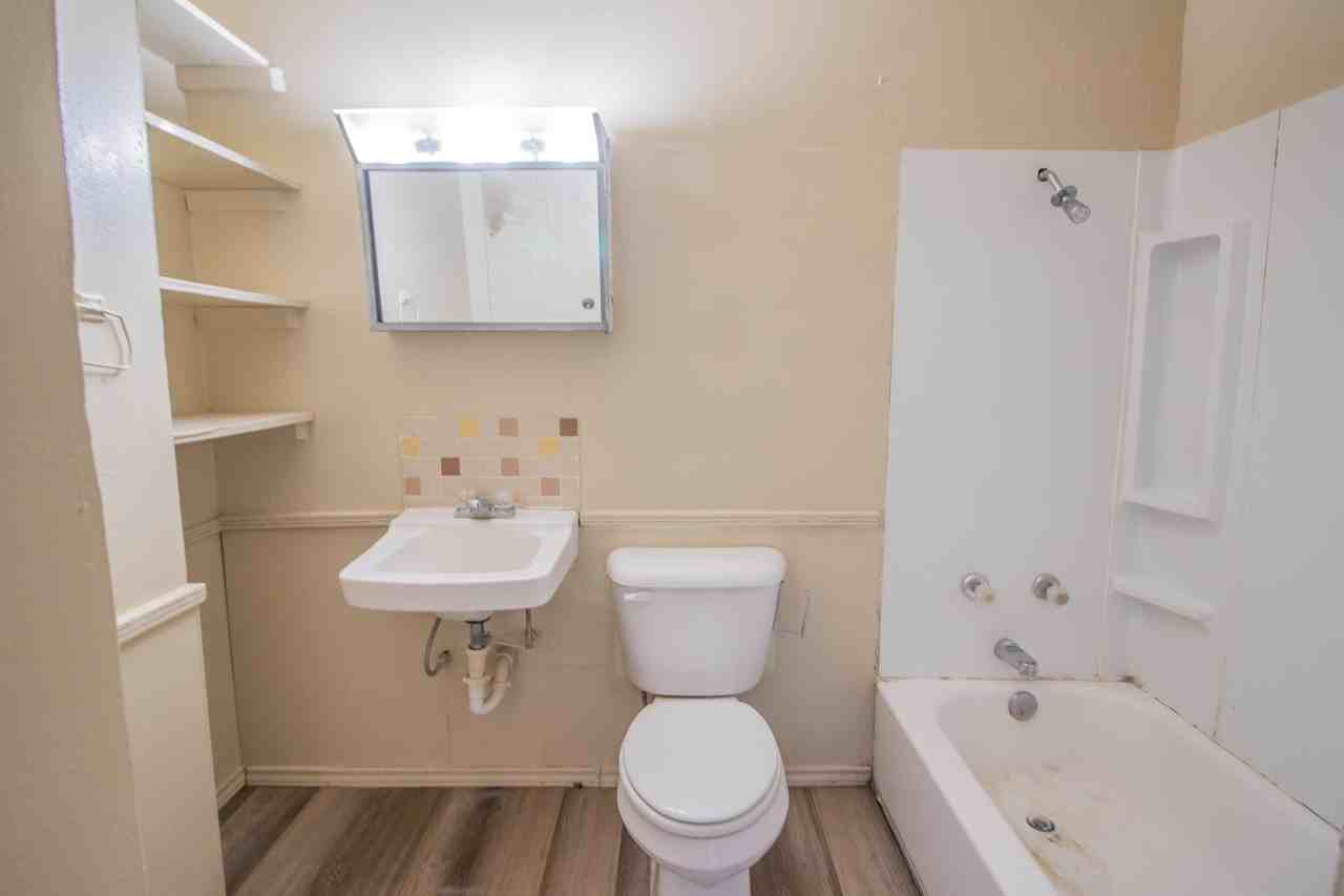 2500 W 26th St #10 - Photo 4 of 13