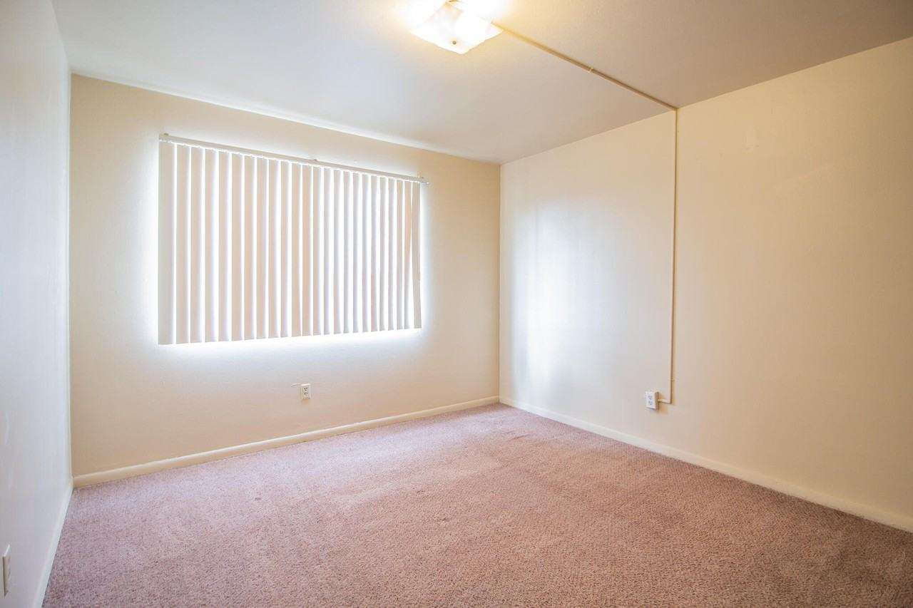 2500 W 26th St #10 - Photo 6 of 13