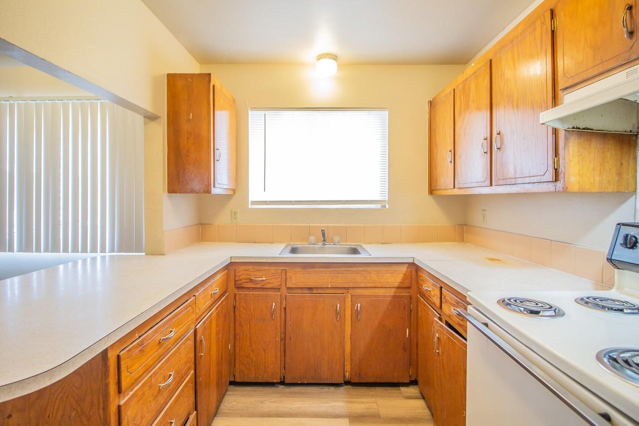 2500 W 26th St #10 - Photo 7 of 13