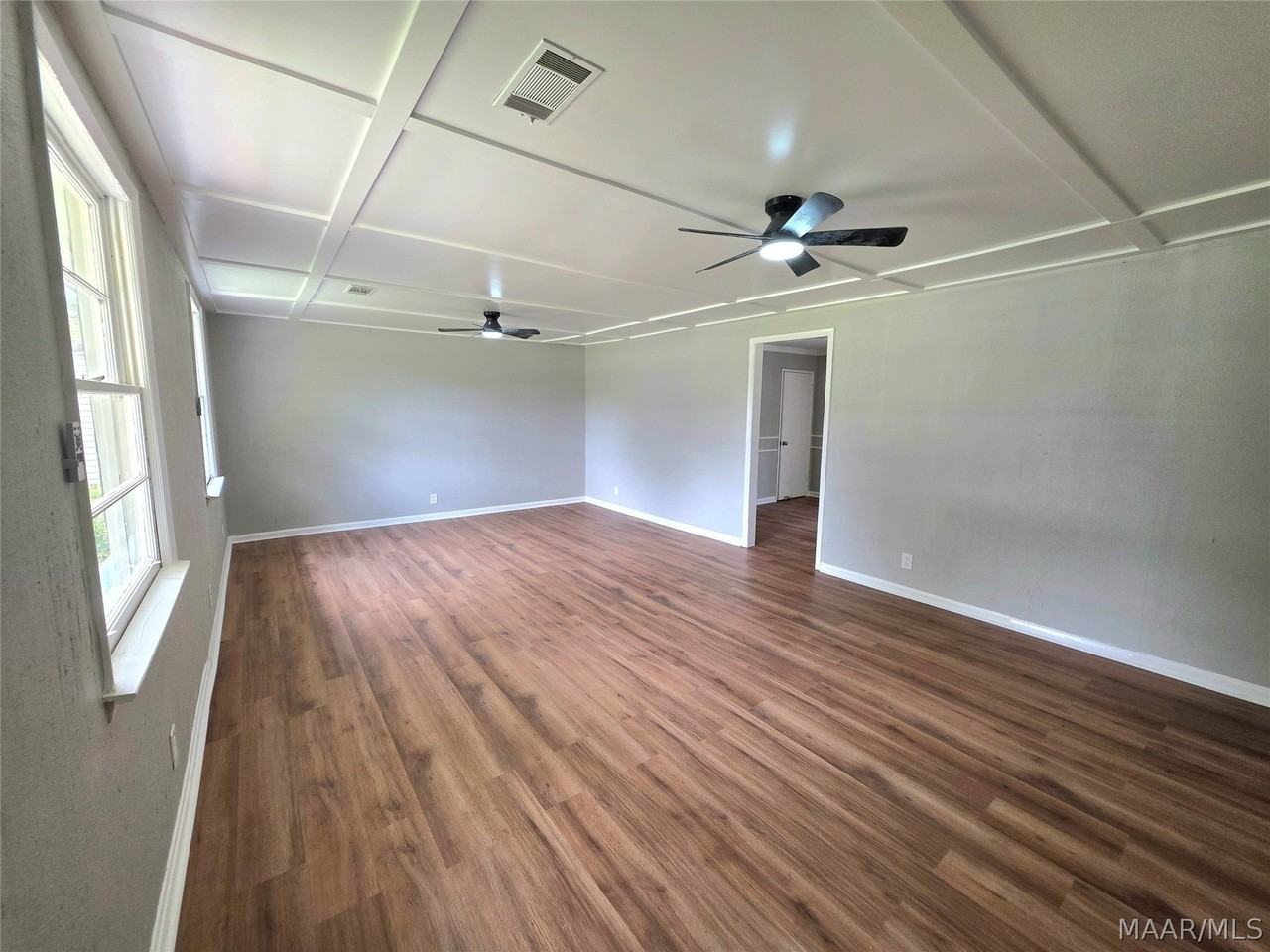 979 Newton St - Photo 3 of 19