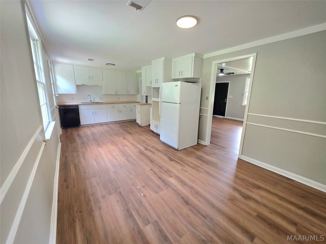 979 Newton St - Photo 4 of 19