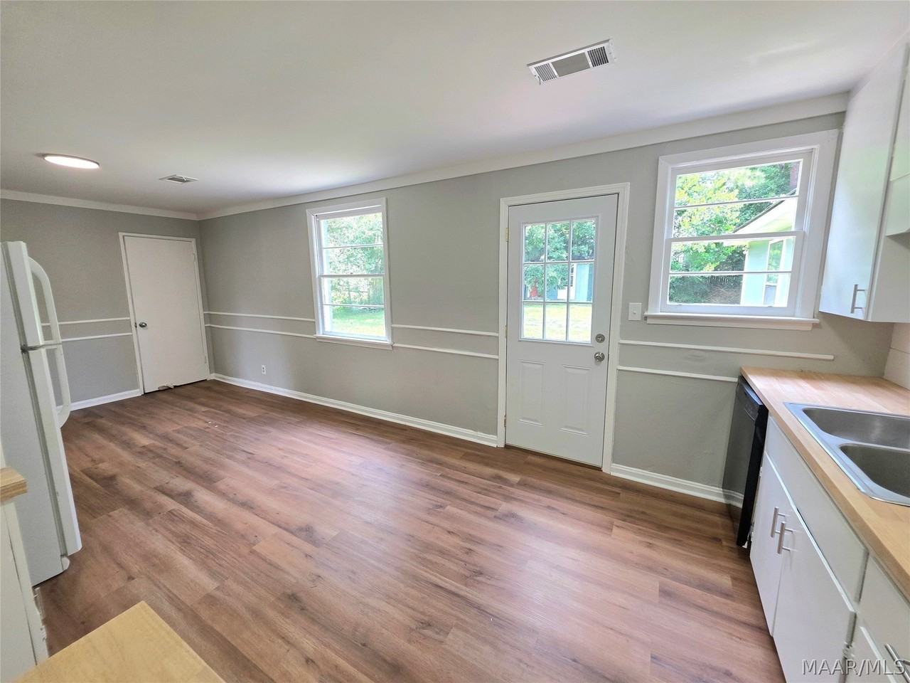 979 Newton St - Photo 5 of 19