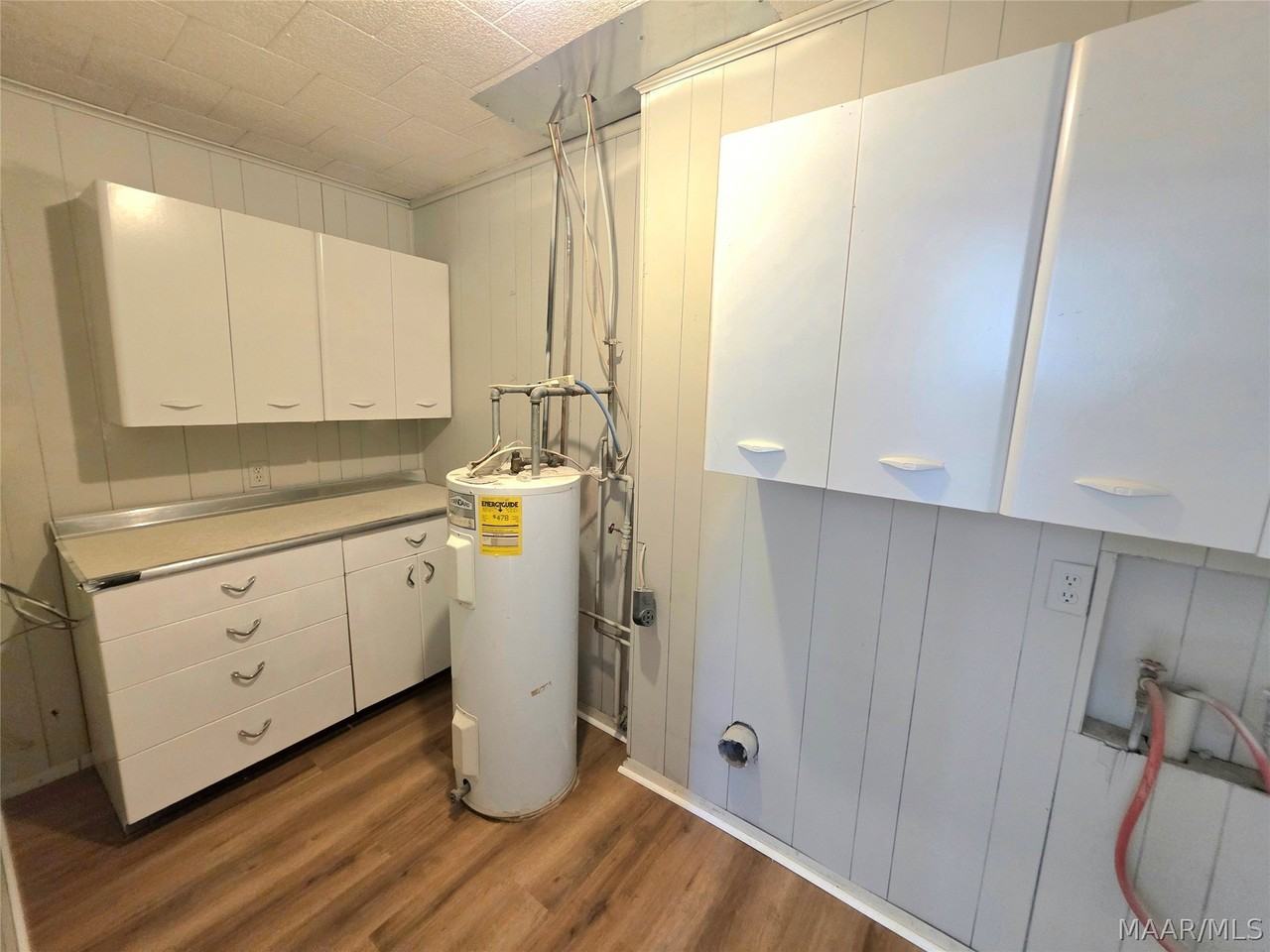 979 Newton St - Photo 6 of 19