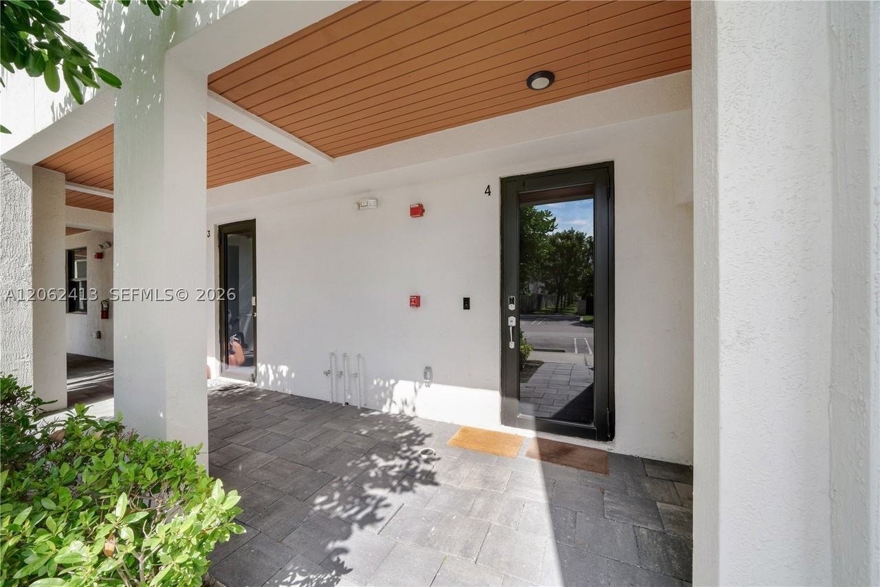 10425 Nw 82nd St #4 - Photo 4 of 33