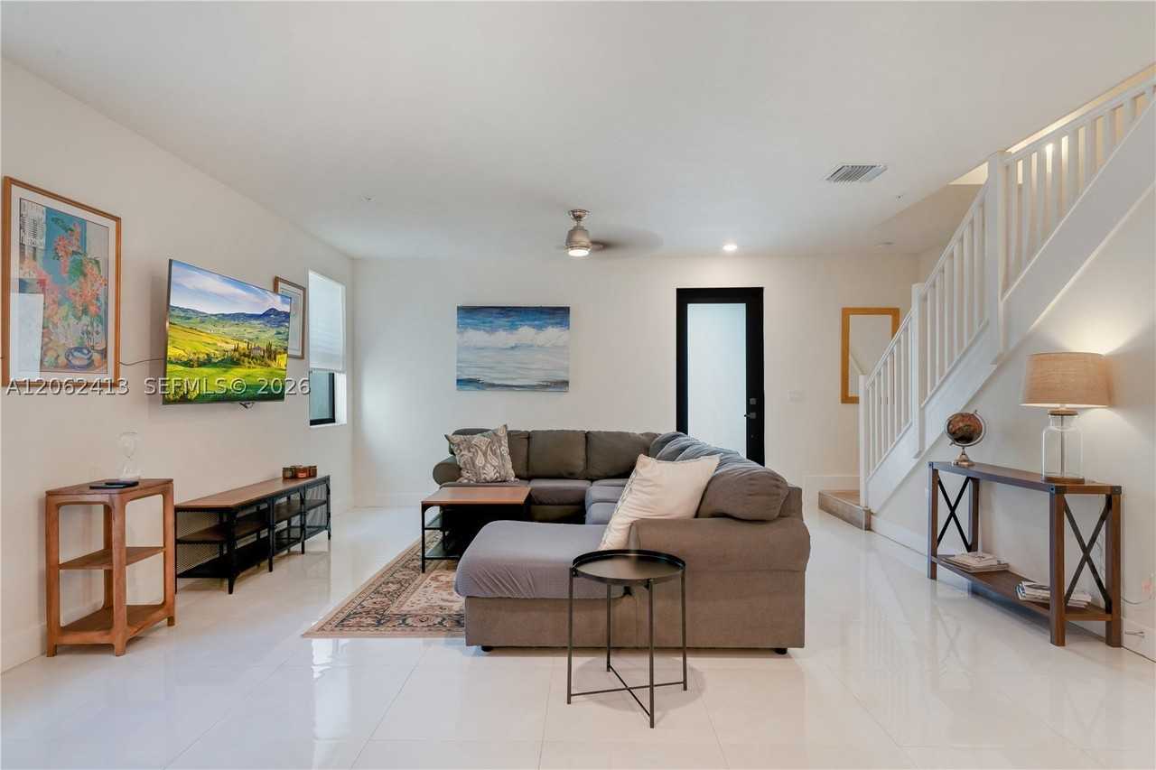 10425 Nw 82nd St #4 - Photo 7 of 33
