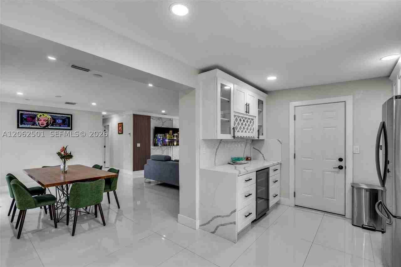 3609 Sw 23rd St - Photo 2 of 37