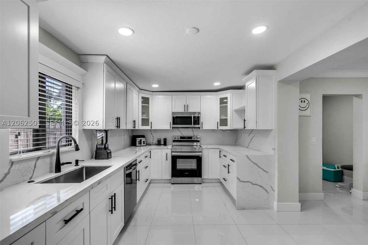 3609 Sw 23rd St - Photo 3 of 37