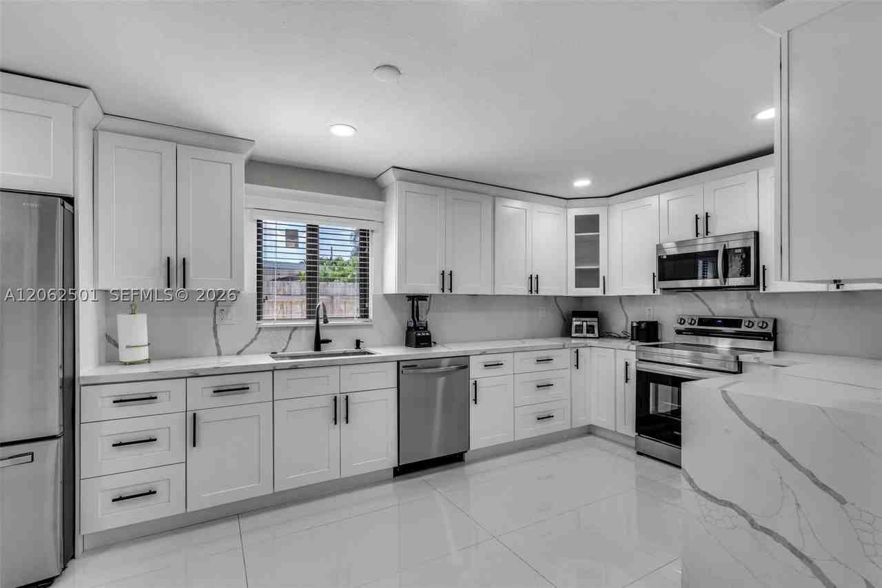 3609 Sw 23rd St - Photo 4 of 37