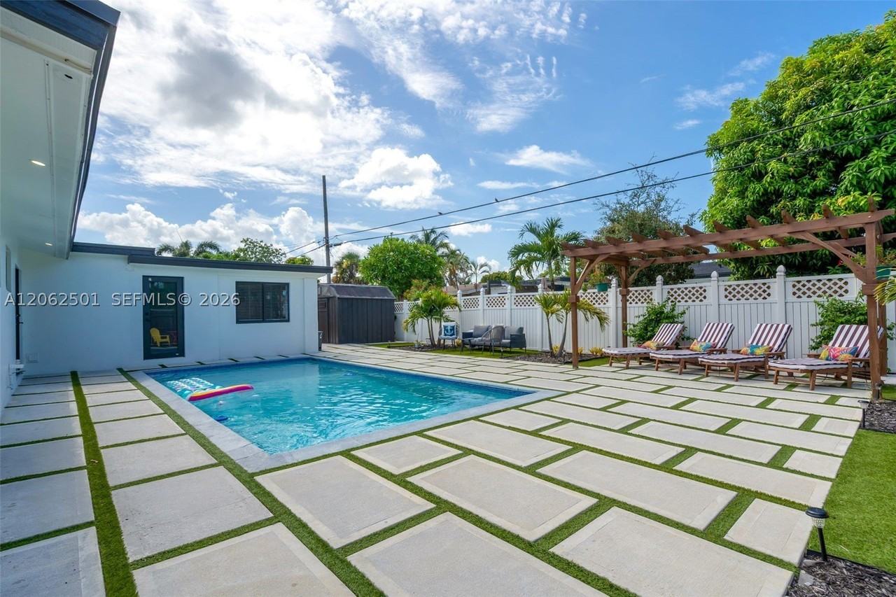 3609 Sw 23rd St - Photo 5 of 37