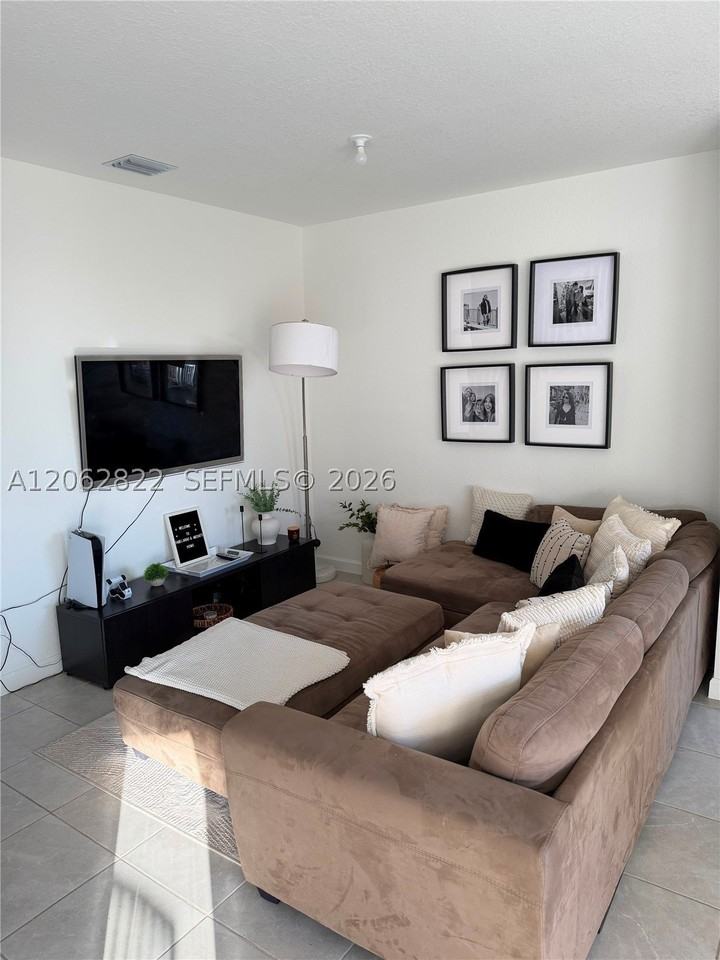 2817 Se 26th Ave - Photo 2 of 16