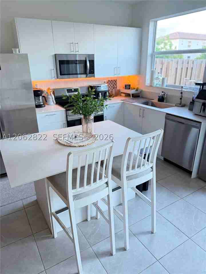 2817 Se 26th Ave - Photo 4 of 16