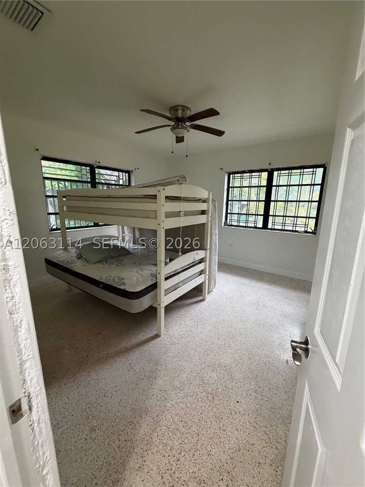 631 Ne 60th St #A - Photo 5 of 6