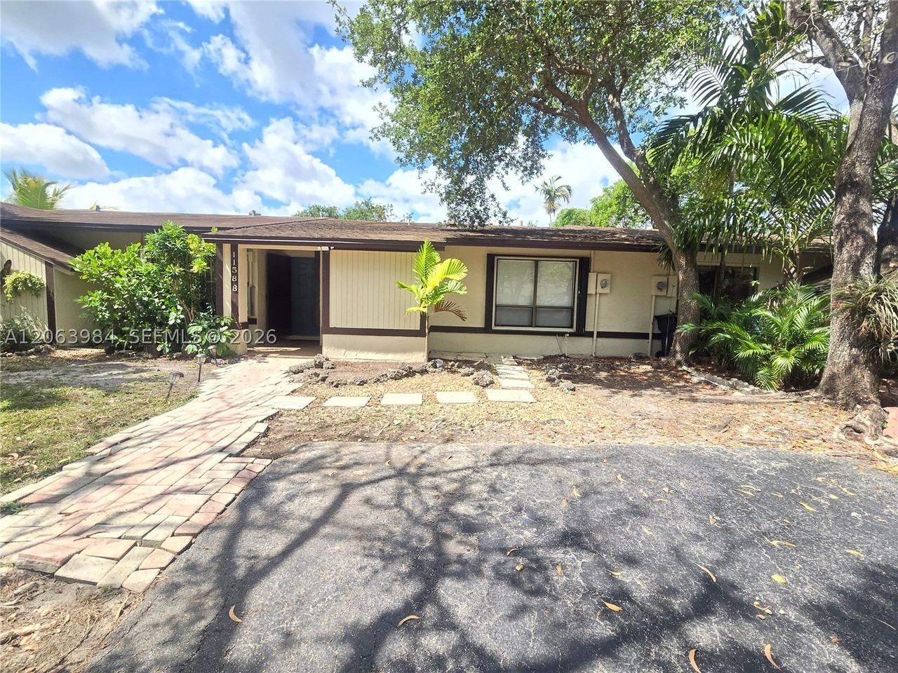 11588 Sw 112th Ave - Photo 2 of 20