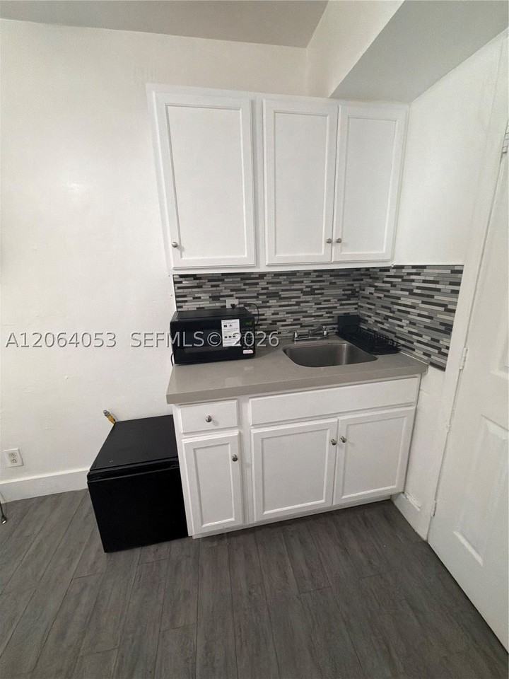 1843 Dewey St #108 - Photo 2 of 8