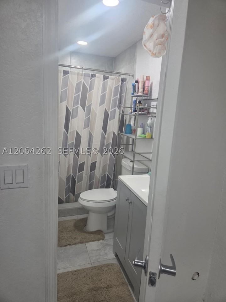 1235 Sw 136th Pl #0 - Photo 3 of 7