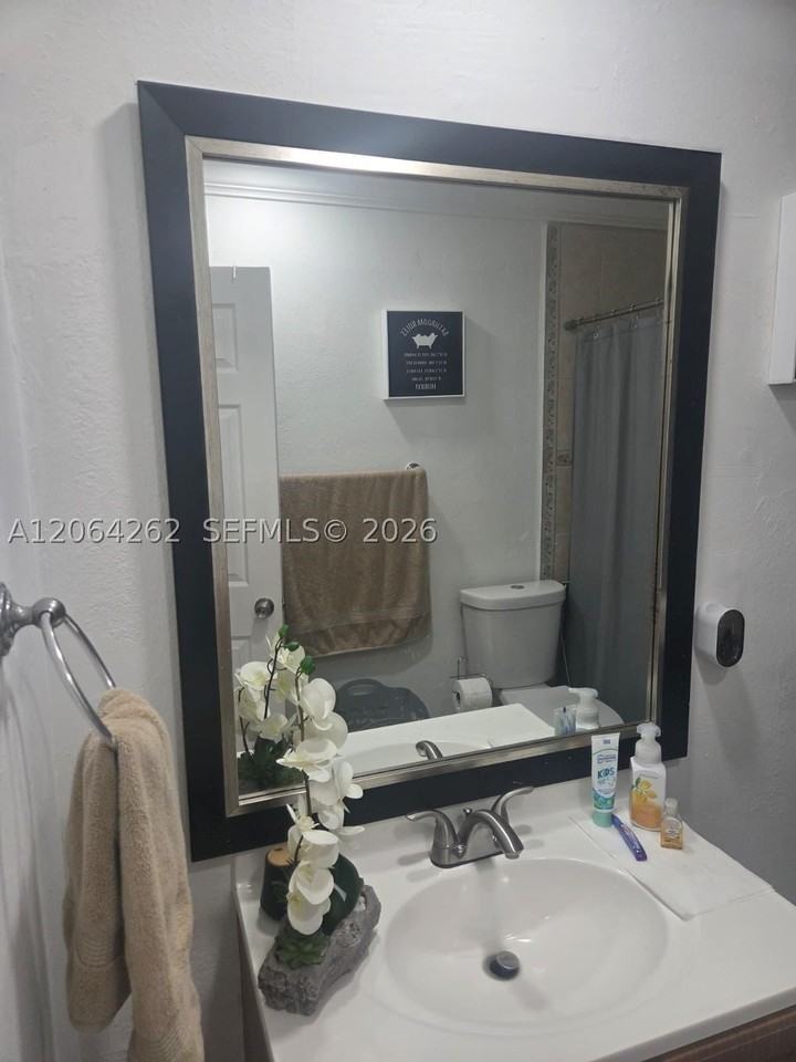 1235 Sw 136th Pl #0 - Photo 5 of 7