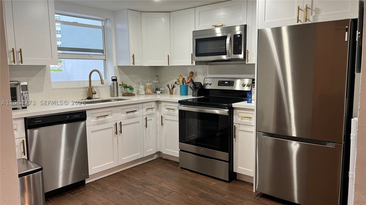 2061 Ne 123rd St #2061 - Photo 3 of 11