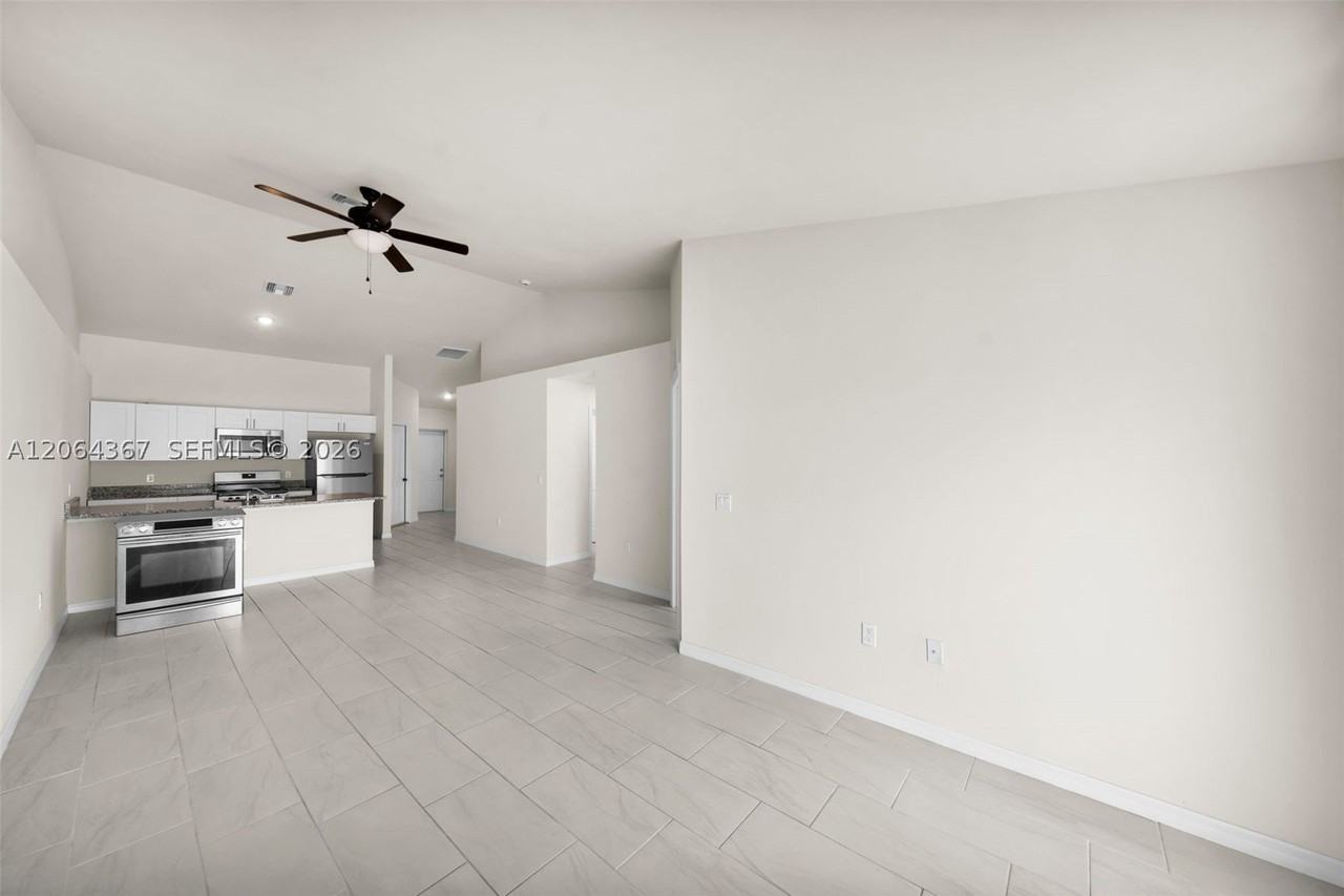 4106 Sw 7th Pl #4106 - Photo 4 of 20