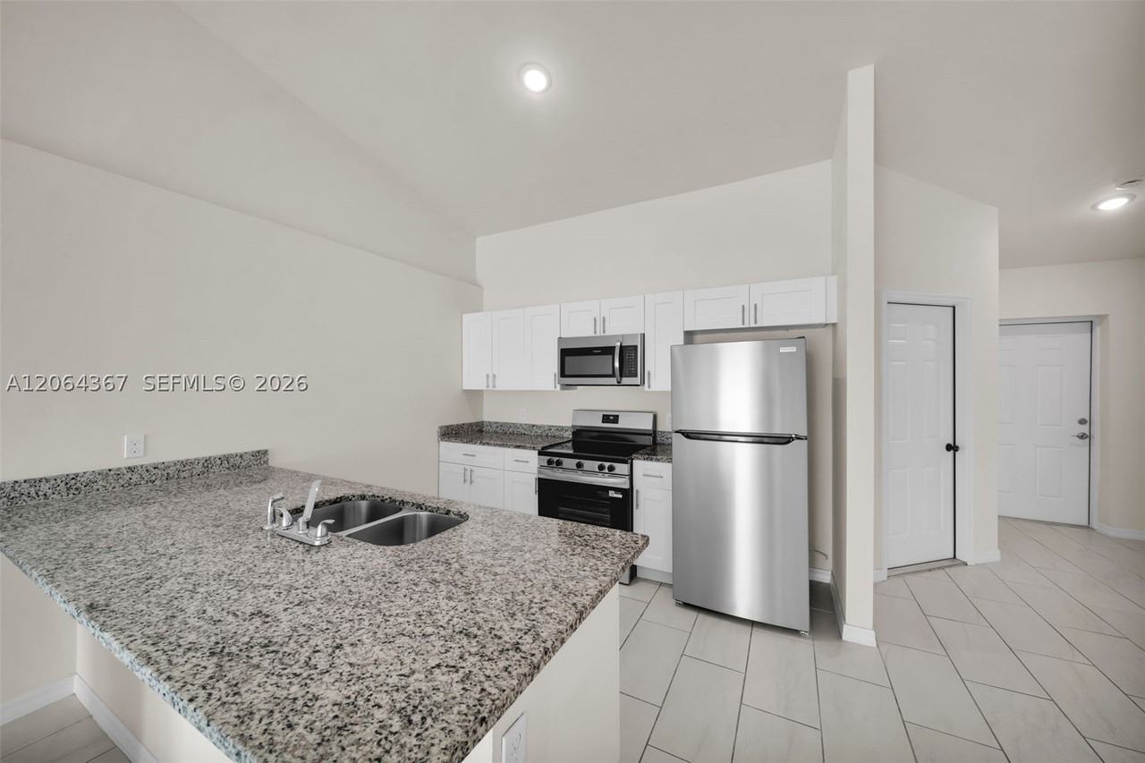 4106 Sw 7th Pl #4106 - Photo 5 of 20