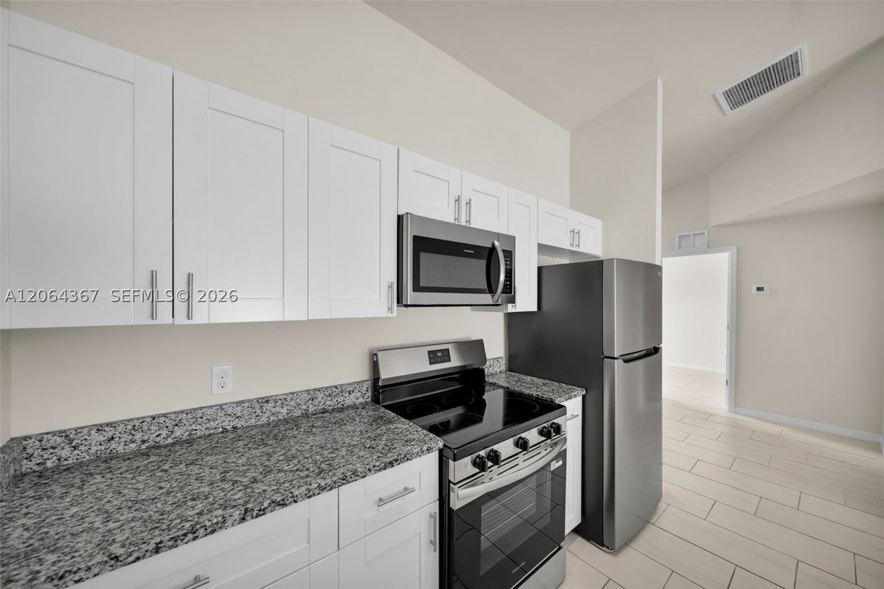 4106 Sw 7th Pl #4106 - Photo 6 of 20