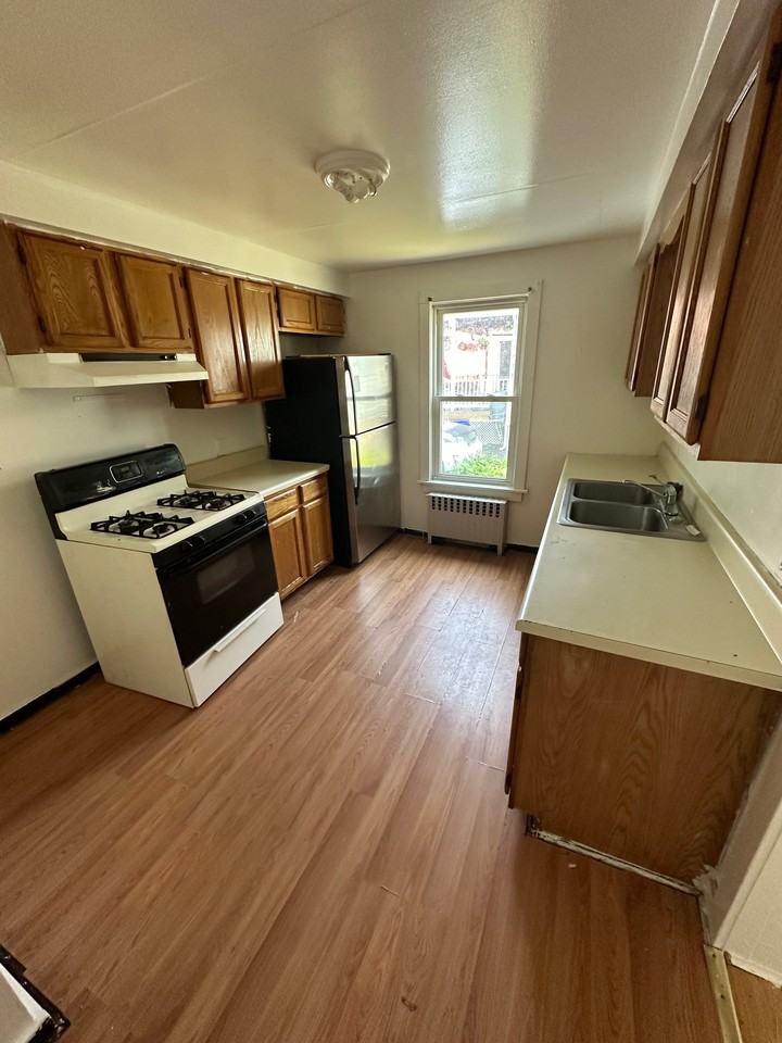 8 Allen St #1 - Photo 4 of 10