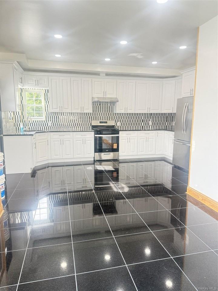 572 Decatur St - Photo 3 of 6