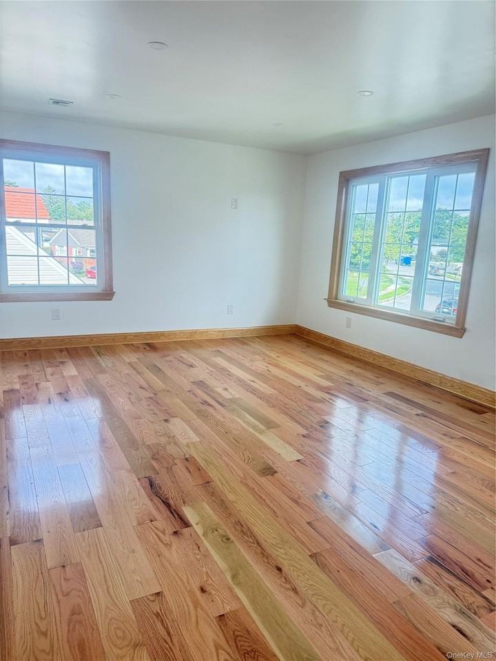572 Decatur St - Photo 4 of 6