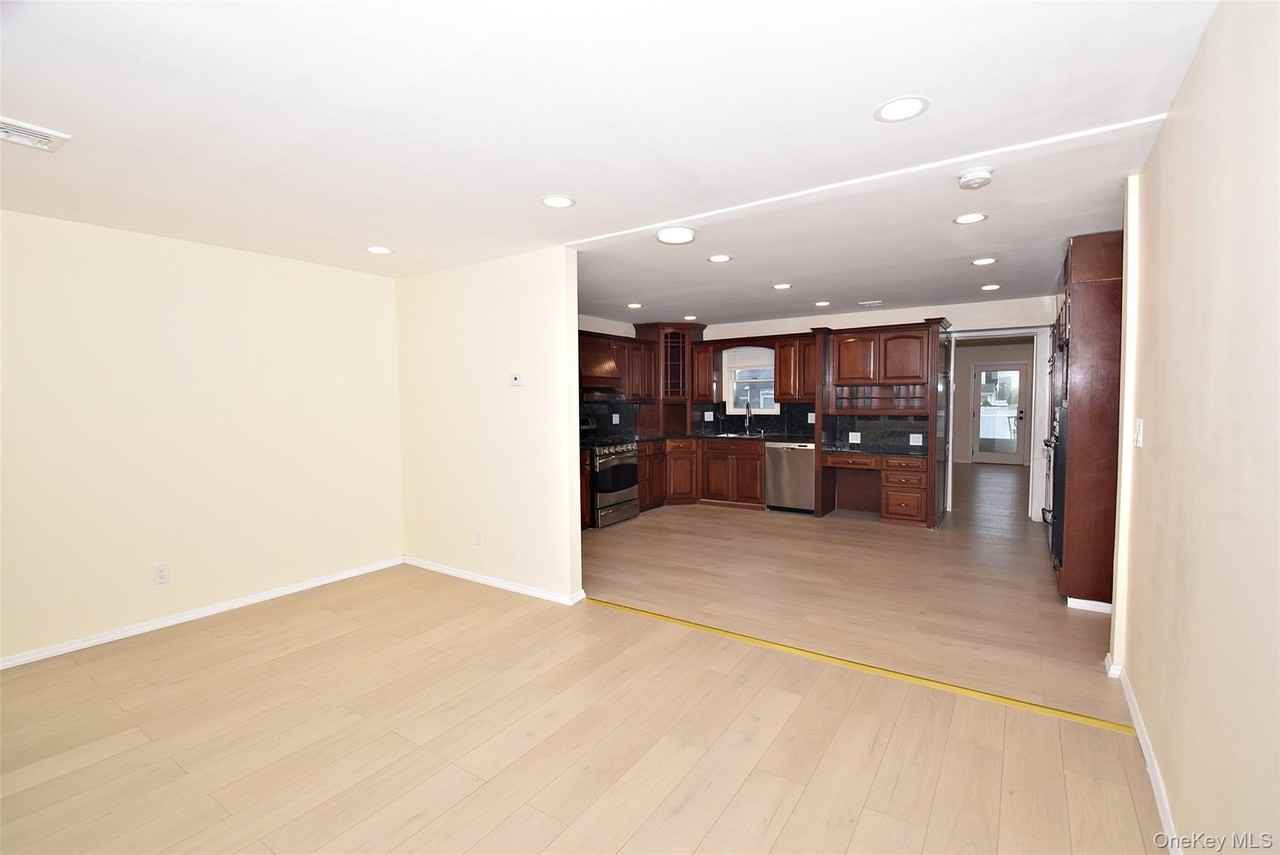 37 Amby Ave - Photo 3 of 13