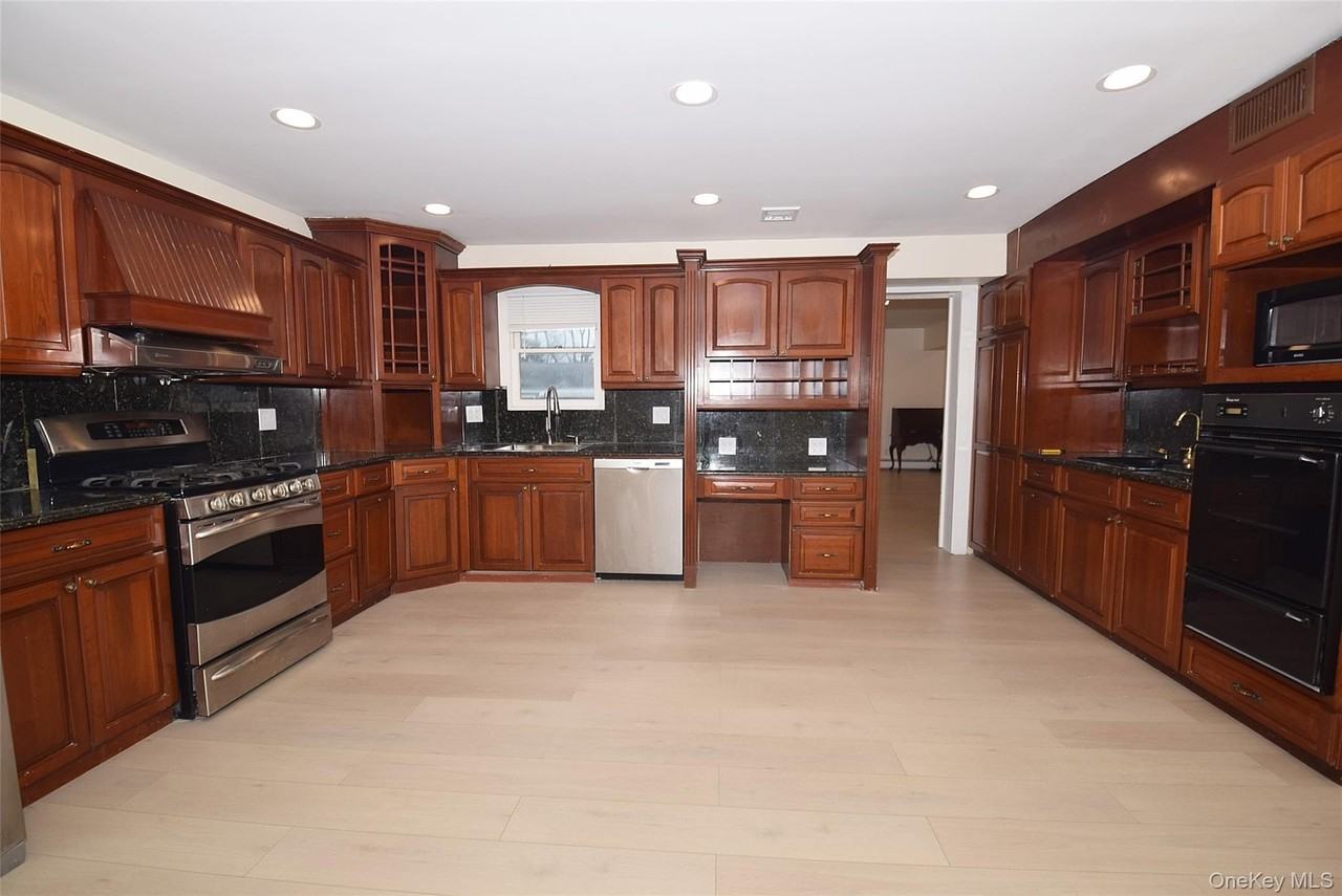 37 Amby Ave - Photo 4 of 13