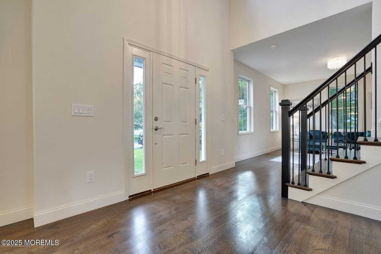 909 Bloomfield Ave - Photo 4 of 28