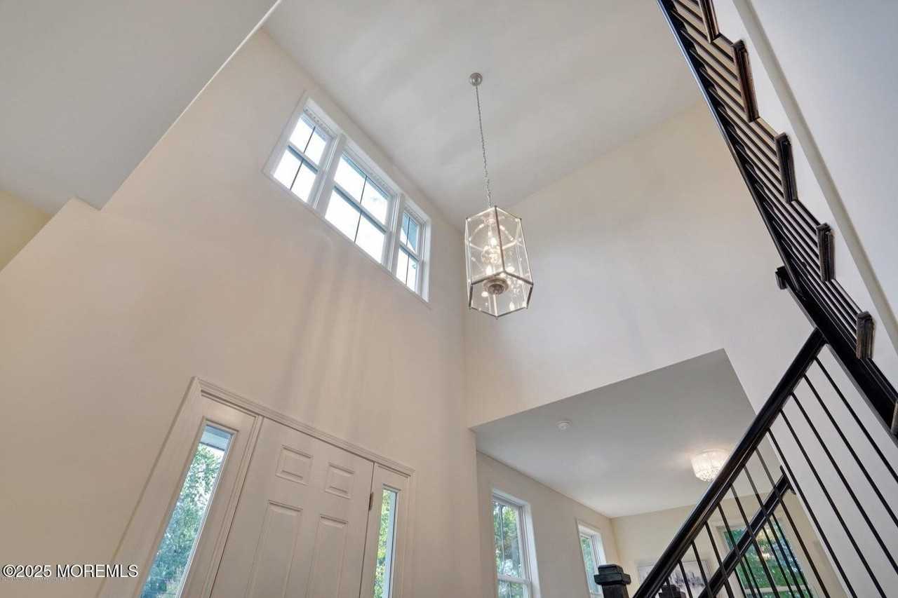 909 Bloomfield Ave - Photo 6 of 28