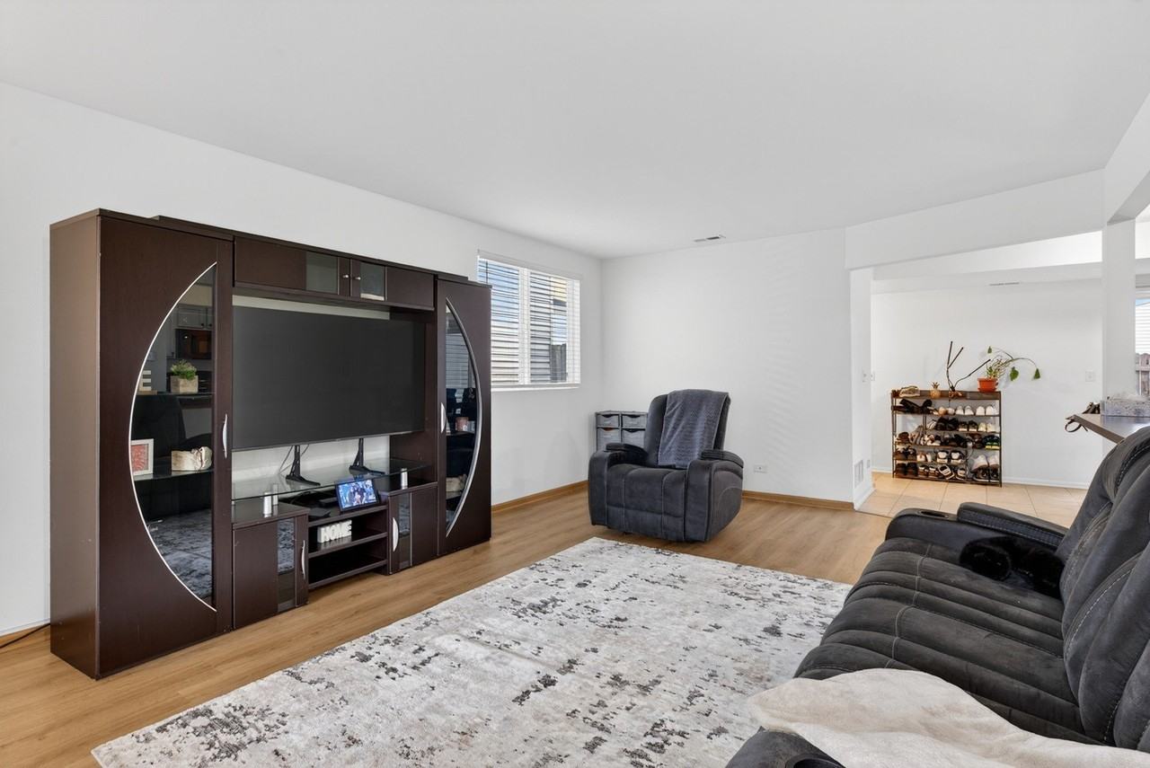 939 Four Seasons Blvd - Photo 4 of 32