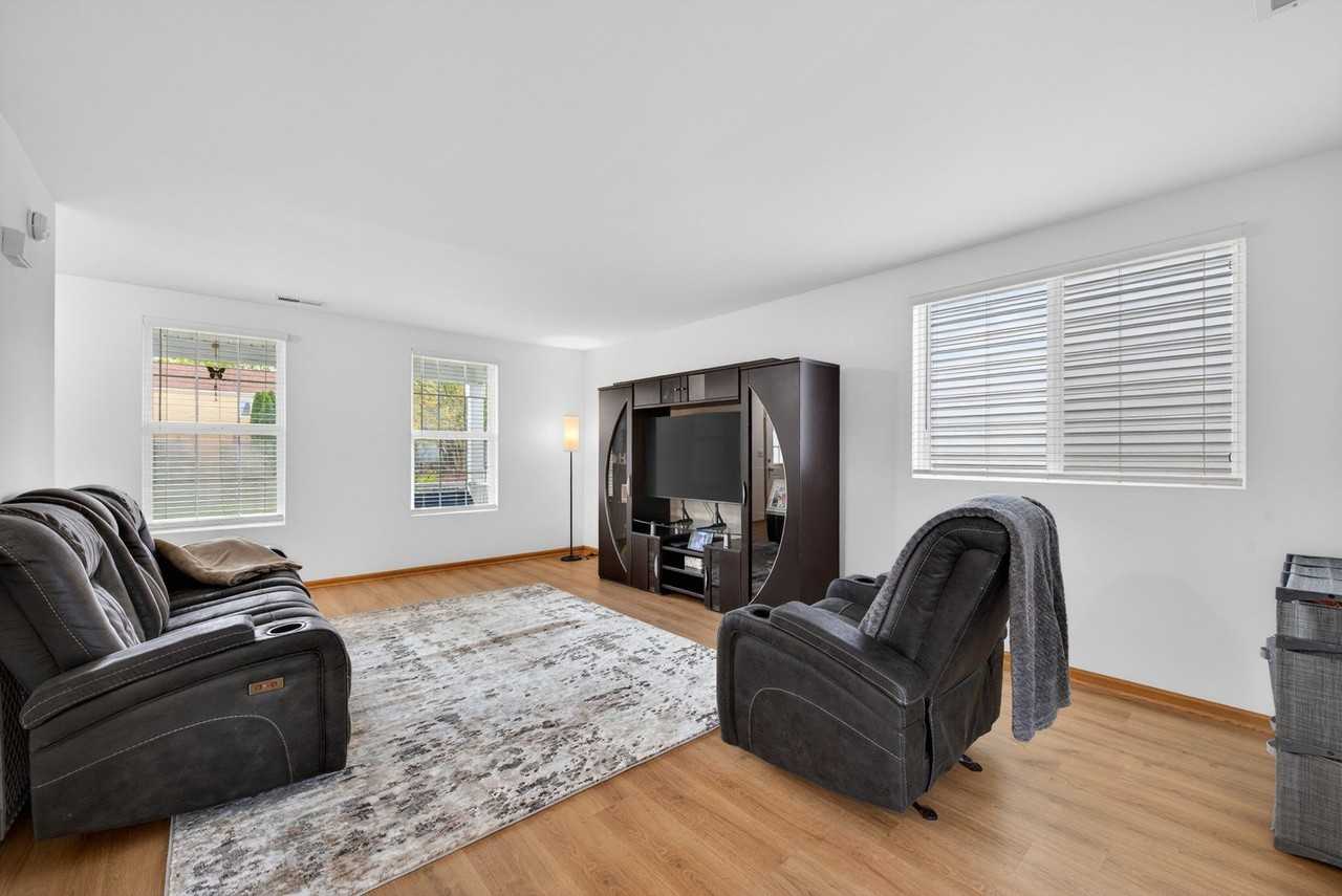 939 Four Seasons Blvd - Photo 6 of 32
