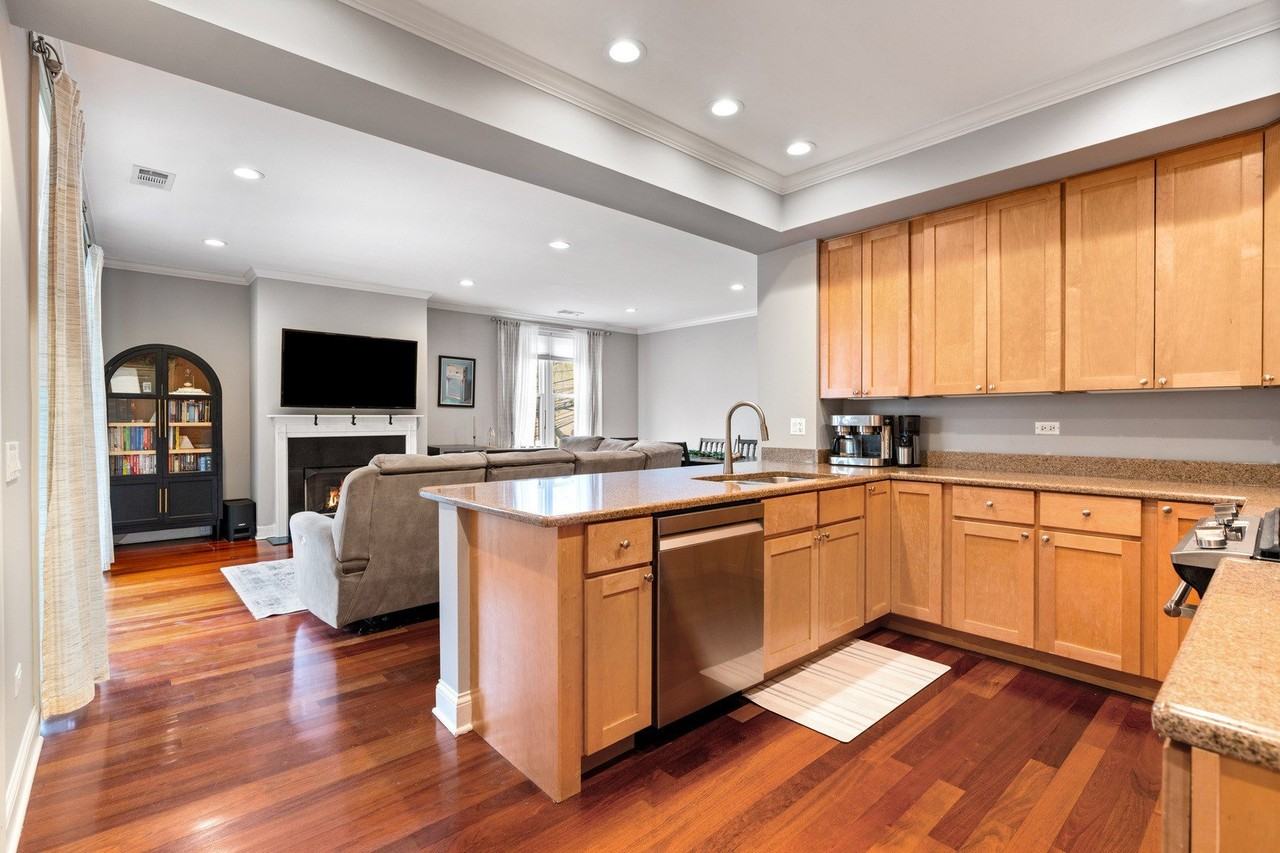 1056 W Lawrence Ave #2C - Photo 3 of 20