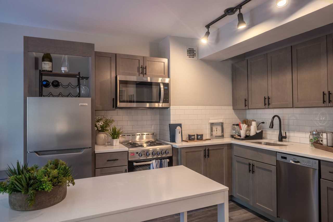 5815 N Sheridan Rd #306 - Photo 2 of 11
