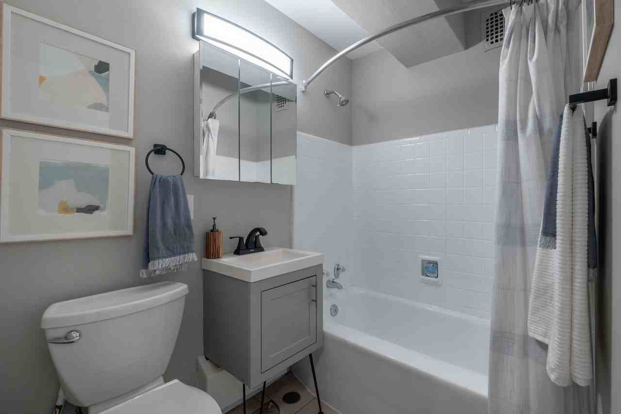 5815 N Sheridan Rd #306 - Photo 4 of 11