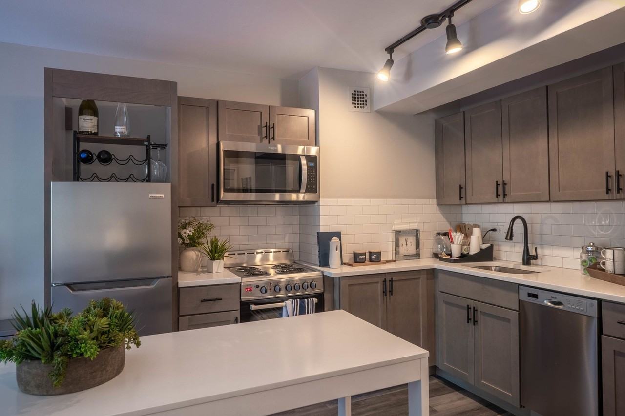 5815 N Sheridan Rd #810 - Photo 2 of 10