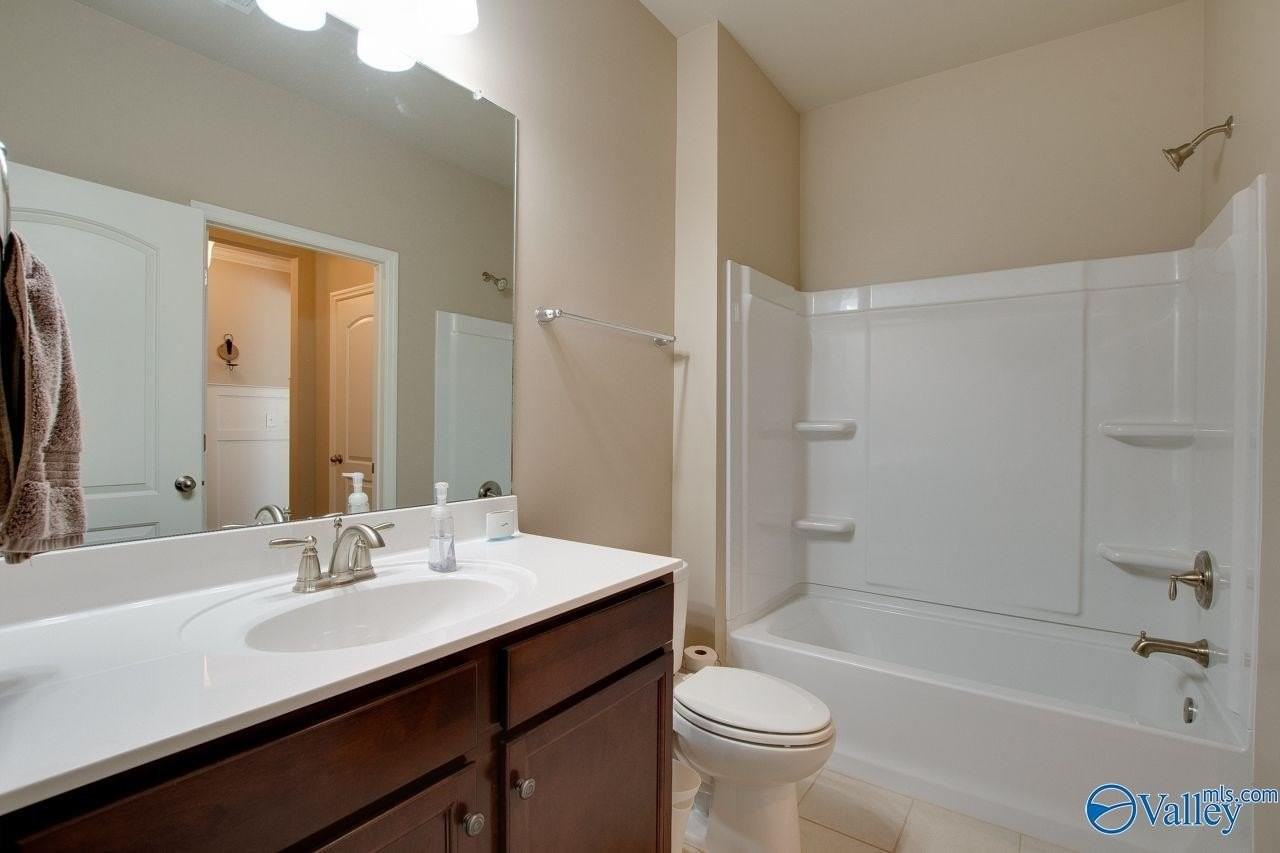 7206 Lathan Dr Se - Photo 6 of 34
