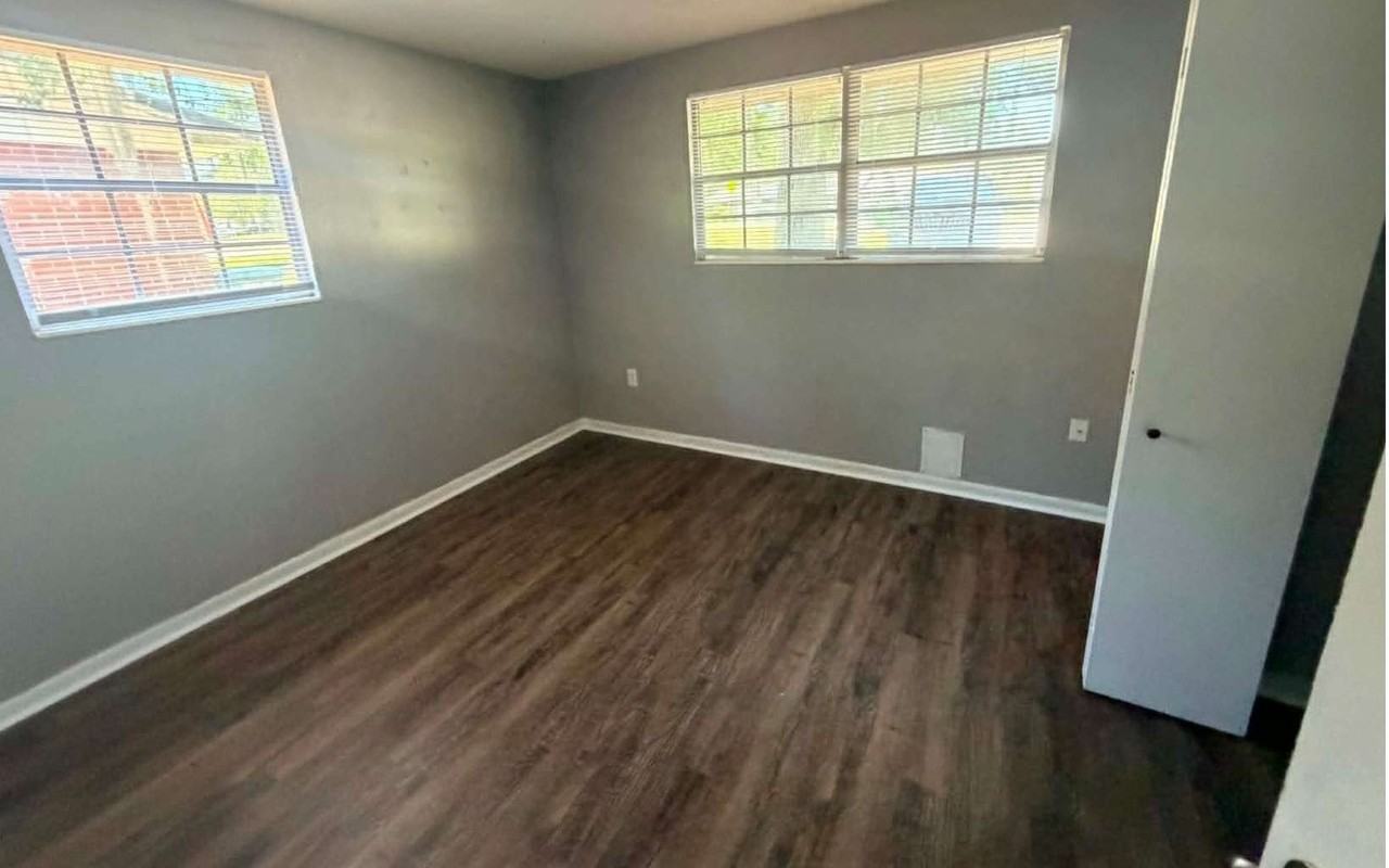 1061 SW MCFARLANE 102 - Photo 2 of 8