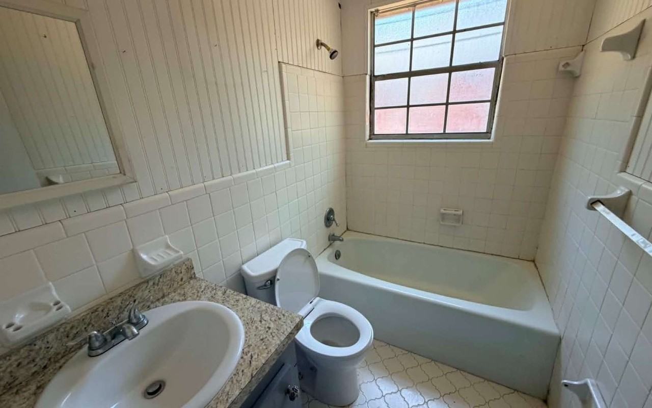 1061 SW MCFARLANE 102 - Photo 3 of 8