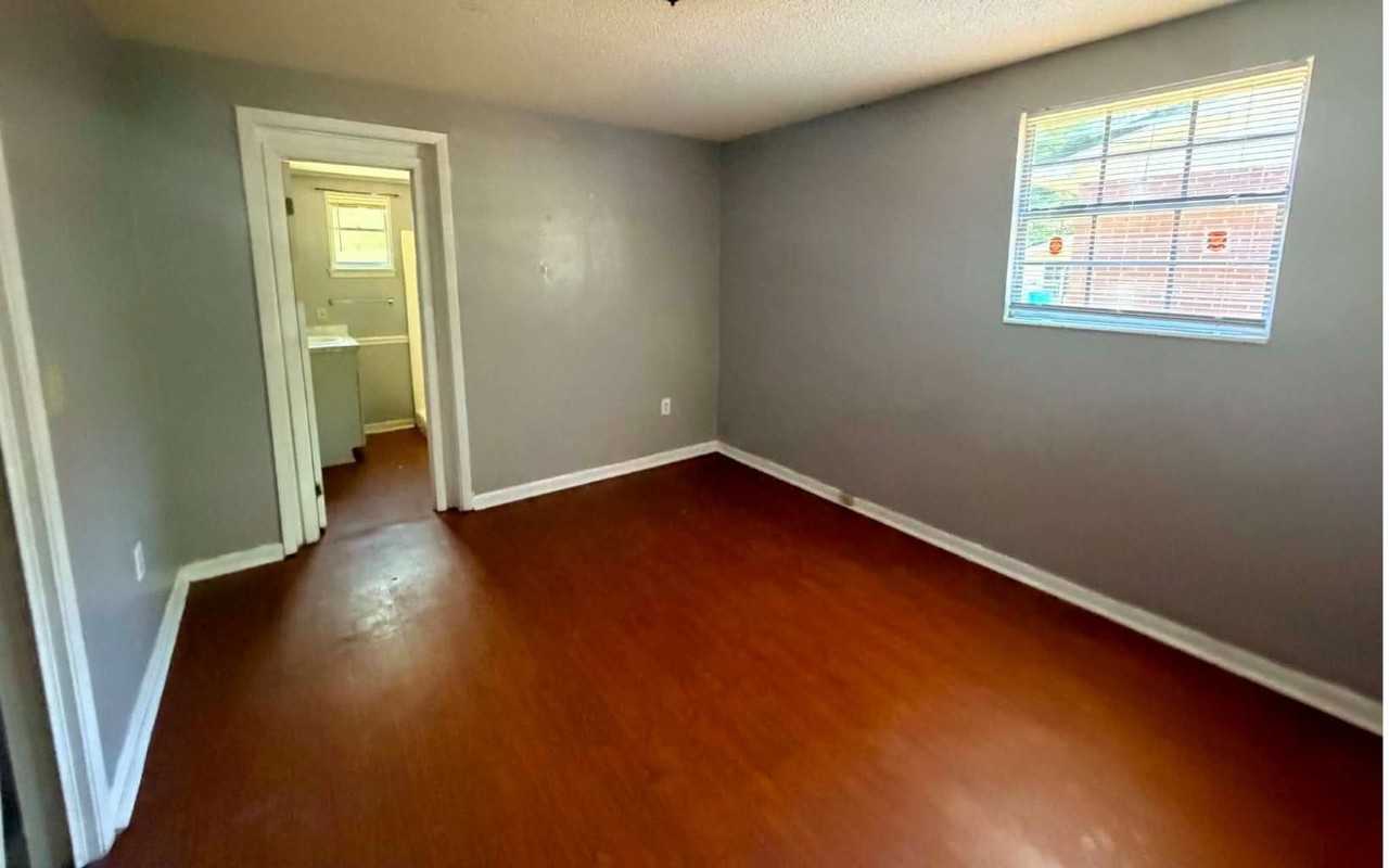 1061 SW MCFARLANE 102 - Photo 5 of 8