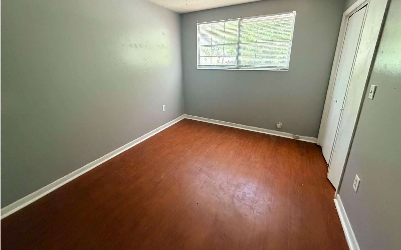 1061 SW MCFARLANE 102 - Photo 6 of 8