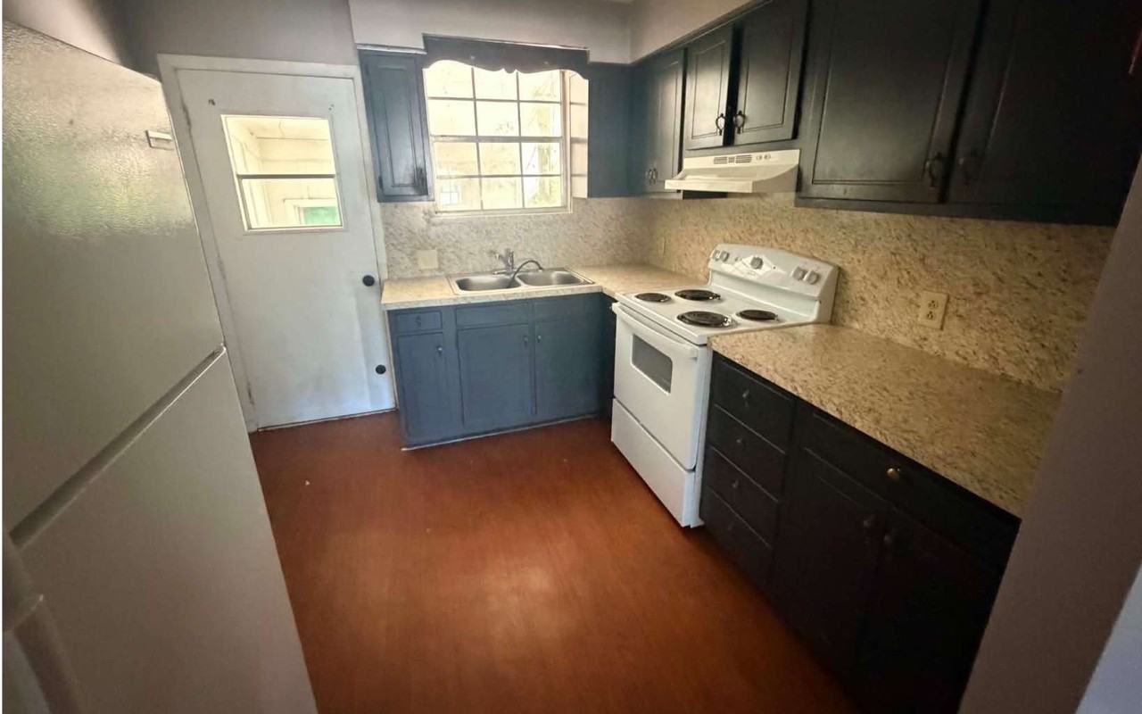 1061 SW MCFARLANE 102 - Photo 7 of 8