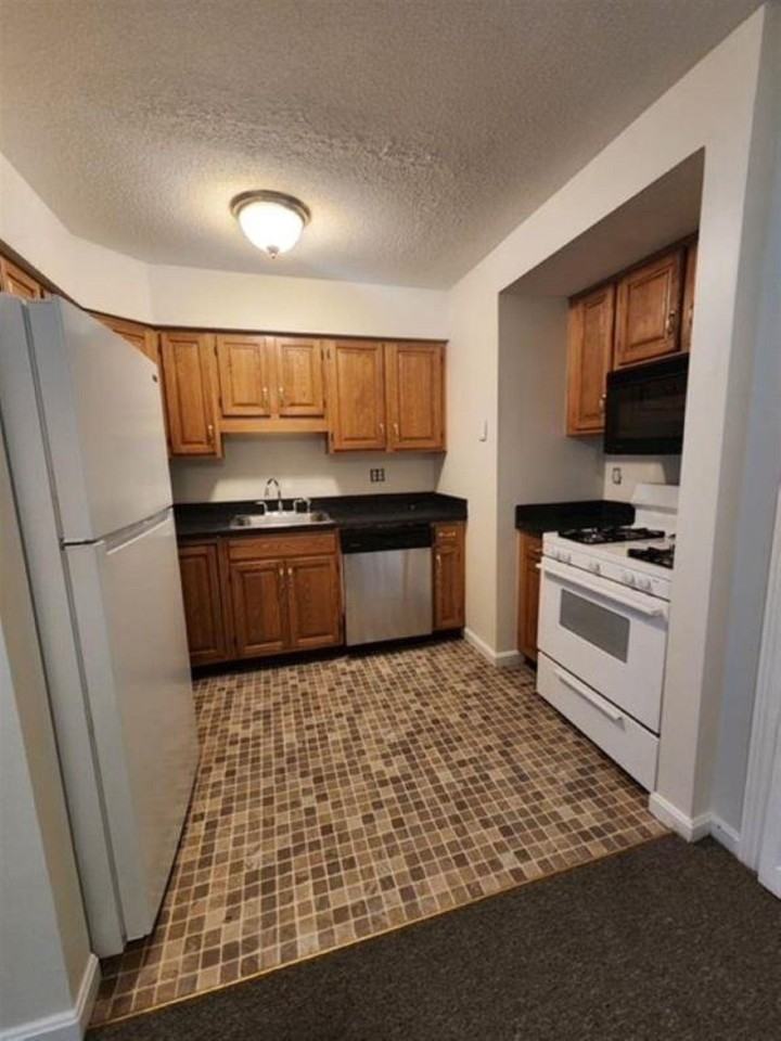 605 Springbrook Cir - Photo 6 of 12