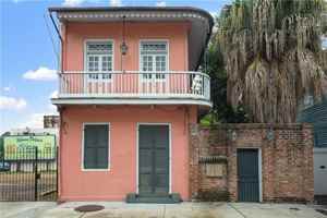 featured image of 1031 Barracks St #4